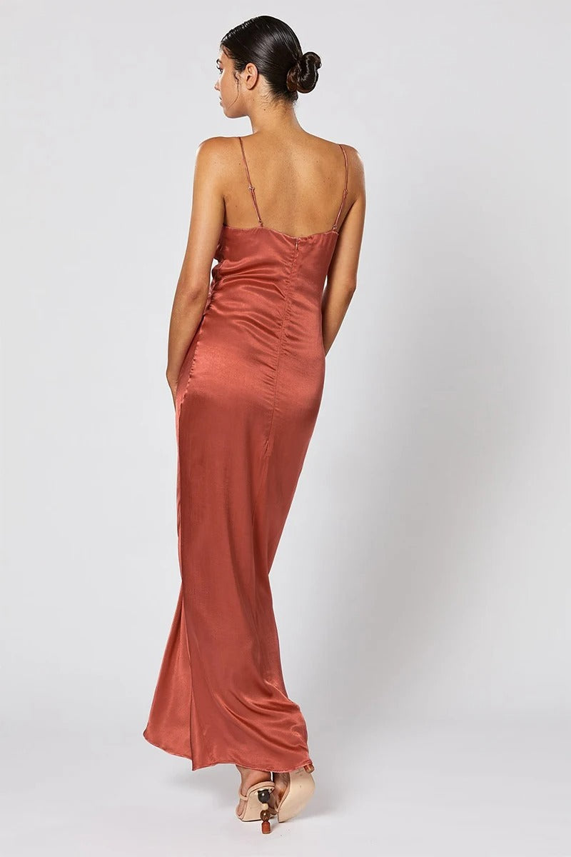 Satynowa sukienka maxi typu slip w odcieniu rdzawym