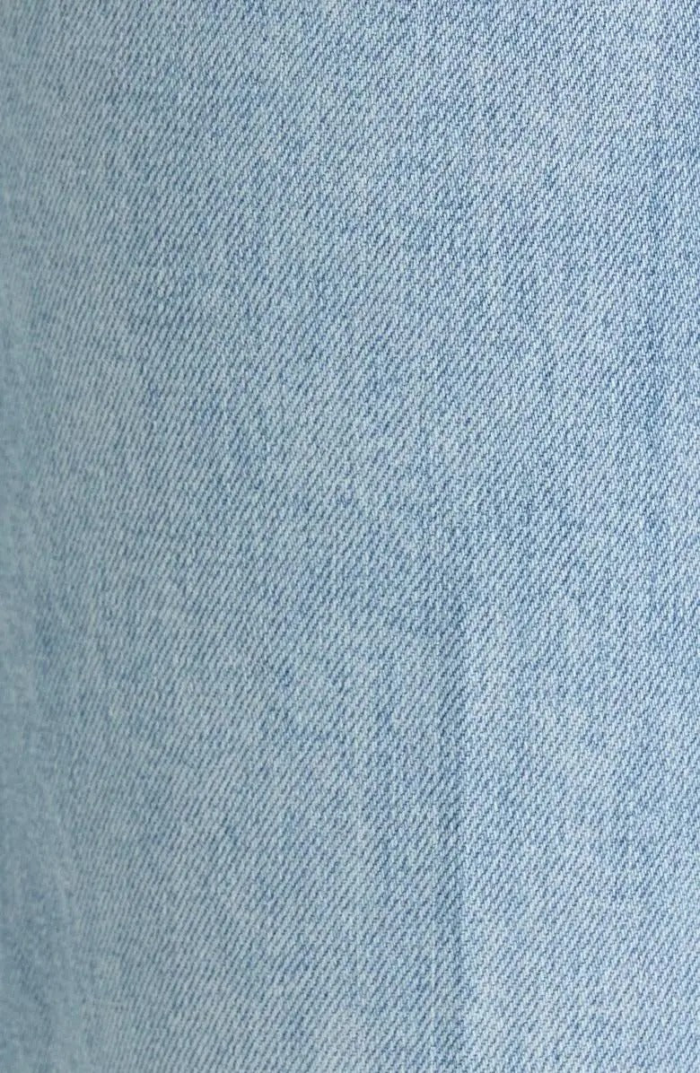 Jeansy z prostą nogawką w jasnym odcieniu denimu